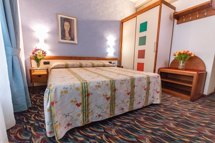 hotel-san-terenzo-camera-standard-dettaglio-1 hotel-san-terenzo-camera-standard-dettaglio-1
